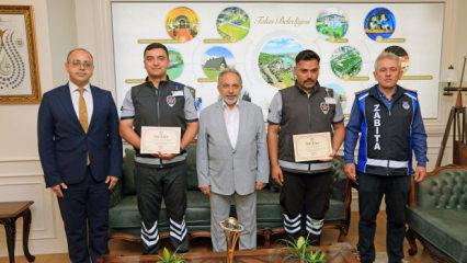 Altın dolu &ccedil;antayı sahibine teslim ettiler! Belediyeden &ouml;d&uuml;l verildi