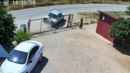 Adana'da dehşet anları: Bah&ccedil;e kapısına &ccedil;arpan otomobil takla attı