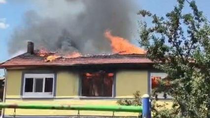 Afyonkarahisar'da yangın: 2 katlı ev kullanılamaz hale geldi