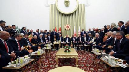 AK Parti S&ouml;zc&uuml;s&uuml; &Ouml;mer &Ccedil;elik meclis a&ccedil;ılışına dikkat &ccedil;ekti: Kaosa verilen milli cevaptır