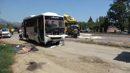 Antalya'da yolcu indirmek i&ccedil;in duran midib&uuml;se tır arkadan &ccedil;arptı: 11 yaralı