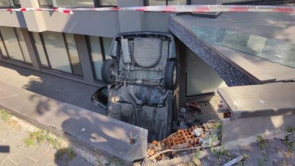 Bakırk&ouml;y'de otomobil apartman boşluğuna d&uuml;şt&uuml;: 2 yaralı