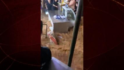 &Ccedil;in'de ani sel felaketi: A&ccedil;ık hava pazarı sular altında kaldı!