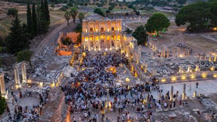 Efes Antik Kenti Gece M&uuml;zeciliği ile doldu taştı! Y&uuml;z binler eşsiz atmosferde buluştu