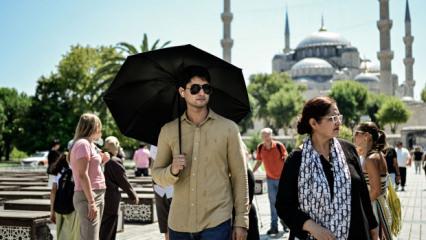İstanbul'da sıcak hava etkili oldu: Turistler g&ouml;lge ve şemsiyeye sığındı