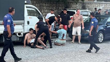 Kağıthane'de yol verme kavgası! Ortalık kan g&ouml;l&uuml;ne d&ouml;nd&uuml;: 4 kişiyi bı&ccedil;akladı 
