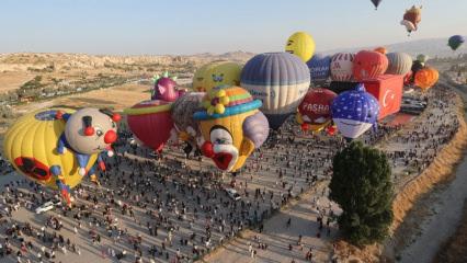 Kapadokya semaları fig&uuml;rl&uuml; balonlarla renklendi