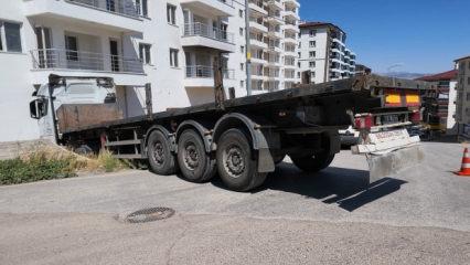 Kırıkkale'de dehşet anları: Freni boşalan tır apartmana &ccedil;arptı