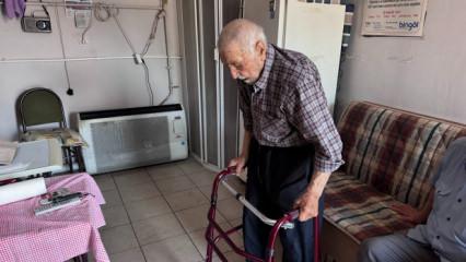Kutu gibi d&uuml;kk&acirc;nda yaşıyordu! 93 yaşındaki Niyazi dedeye devlet sahip &ccedil;ıktı 