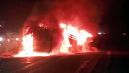 Niğde- Kayseri yolunda trakt&ouml;rle &ccedil;arpışan kamyonet alev aldı