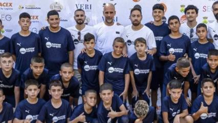Saha dışında da şampiyon! Guardiola kapılarını Filistinli &ccedil;ocuklara a&ccedil;tı