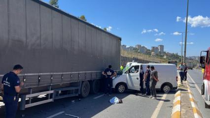 Sancaktepe'de tıra &ccedil;arpan ara&ccedil; hurdaya d&ouml;nd&uuml;: 2 yaralı
