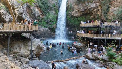 Serinlemek isteyenler akın ediyor! Kara&ccedil;ay Saklı Şelalesi turistlerin favorisi oldu