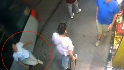 Sirkeci&rsquo;de tramvay yayaya b&ouml;yle &ccedil;arptı! Esnaf "hızlı gidiyorlar" diyerek isyan etti