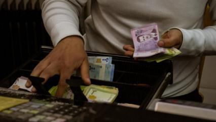 Suriye'de Esed&rsquo;li paralar tarihe karıştı! Eski banknotları yaktılar