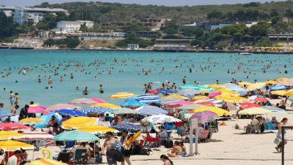 Turizm merkezi &Ccedil;eşme&rsquo;de n&uuml;fus hafta sonu yarım milyona ulaşıyor