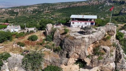 &Uuml;st&uuml; ev, altı kale! 1800 yıllık kale duvarlarındaki fig&uuml;rler ile dikkat &ccedil;ekiyor