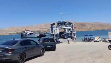 Yakıtı biten feribot iskeleye yanaştırıldı: Vatandaşlar tahliye edildi