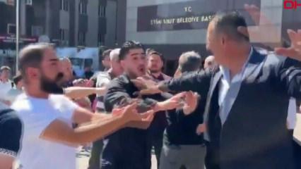 CHP'liler Etimesgut Belediyesi &ouml;n&uuml;nde birbirine girdi