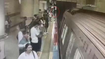 G&ouml;rme engelli gen&ccedil; raylara d&uuml;şt&uuml;! &Ouml;l&uuml;mle burun buruna geldiği o anlar kamerada