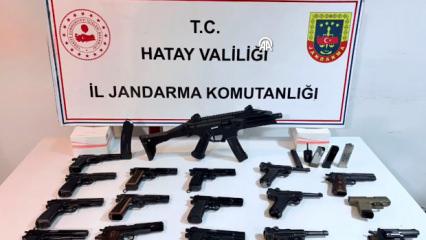 Hatay'da durdurulan tırın dorsesinden &ccedil;ıkan silahlar ekipleri şaşırttı