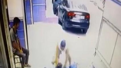 İstanbul'da tepki &ccedil;eken g&ouml;r&uuml;nt&uuml;! Sokaktaki 3 &ccedil;ocuğa vicdansız hareket kamerada