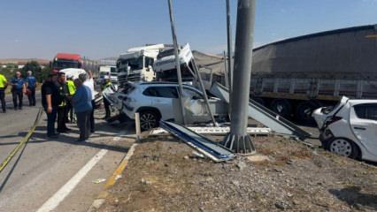 Freni patlayan tır karşı şeride ge&ccedil;ip dehşet sa&ccedil;tı: Feci kaza saniye saniye kamerada
