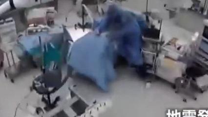 Ameliyathanede can pazarı: Deprem sırasında doktorlar hastaya siper oldu