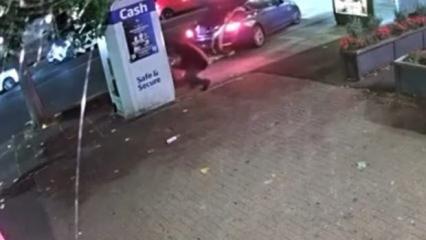 Londra'da film gibi soygun: ATM'yi &ccedil;eki&ccedil;le par&ccedil;alayıp arabayla yerinden s&ouml;kt&uuml;ler