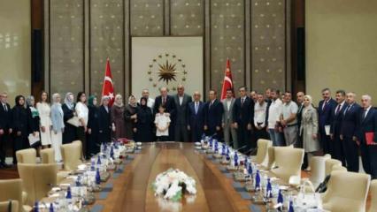 Başkan Erdoğan Kahramanmaraş'taki okul saldırısında &ouml;len &ouml;ğrencilerin ailelerini ağırladı