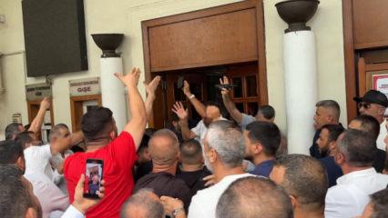 Belediye binasına girerek eylem yapan servis&ccedil;ilere biber gazlı m&uuml;dahale