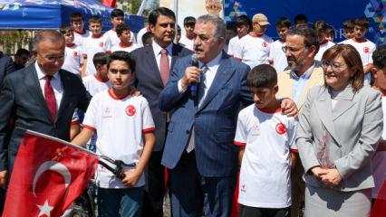 Camini Bul, Takımını Kur Futbol Turnuvası&rsquo;na katılan &ouml;ğrencilere bisiklet hediye edildi