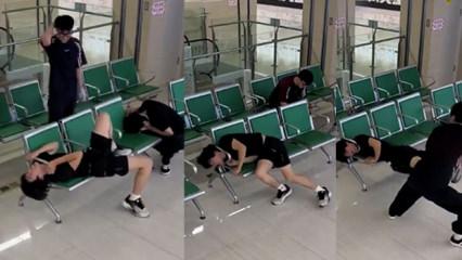  &Ccedil;in'de bekleme salonunda kafası koltuğun kenarına sıkışan gencin zor anları
