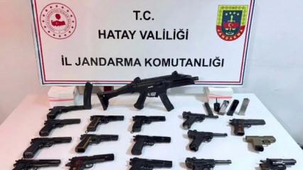 Hatay'da TIR ve dorsesinde 1'i makineli 17 tabanca ele ge&ccedil;irildi