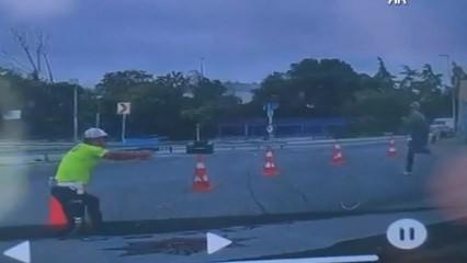 Fatih'te trafik polisine bı&ccedil;aklı saldırı: Ş&uuml;pheli bacağından vuruldu! O anlar kamerada
