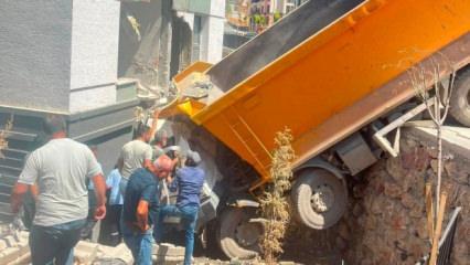 Freni boşalan kamyon, binanın duvarına &ccedil;arptı
