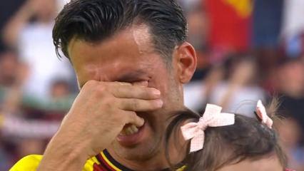 İsmail K&ouml;ybaşı, futbolculuk kariyerine g&ouml;zyaşlarıyla veda etti!