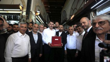 &Ouml;mr&uuml;m&uuml;n sonuna kadar saklayacağım: Murat Kurum'a Kahramanmaraş'ta duygulandıran hediye