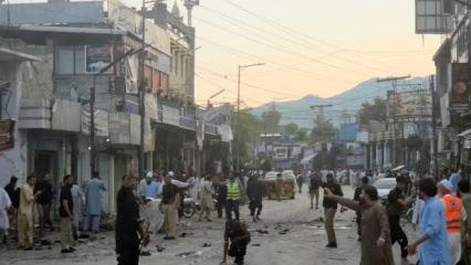 Pakistan'da polis karakolu &ouml;n&uuml;ndeki patlamada 14 kişi hayatını kaybetti