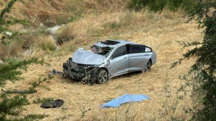 Tarlaya u&ccedil;an otomobilin s&uuml;r&uuml;c&uuml;s&uuml; &ouml;ld&uuml;