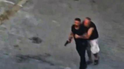 Taziye evinde ortalık karıştı! Silah &ccedil;ekip husumetlilerini kovaladı