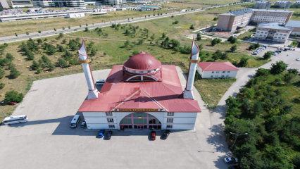 &Uuml;niversite kamp&uuml;s&uuml;ndeki camide ilgin&ccedil; detay: Kalem minaresi g&ouml;renleri şaşırtıyor
