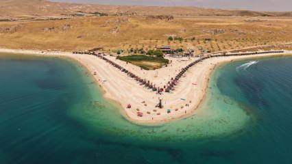Van G&ouml;l&uuml;'ndeki eşsiz ada: Serin turkuaz sularıyla ziyaret&ccedil;iler akın etti