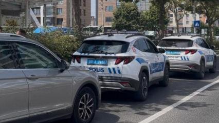 Yayalara yol veren polis aracına otomobil &ccedil;arptı