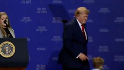 Trump sahnede &ccedil;ocuk peşinde koştu, mikrofonu alıp Biden&rsquo;a y&uuml;klendi!