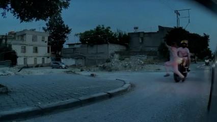 Adana'da motosikletin &ccedil;arptığı kadın, ayağa kalkıp koşarak uzaklaştı