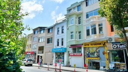 Fatih'in tarihi caddeleri "g&ouml;r&uuml;nt&uuml; kirliliğinden" temizleniyor 