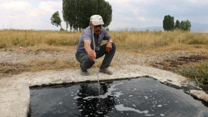 Erzurum'da 50 yıllık  gizem! Suyun &uuml;zerindeki k&ouml;p&uuml;kler alev alıyor 