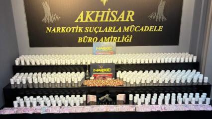 Akhisar&rsquo;da zehir tacirlerine dev darbe: Evden 30 bin adedi aşkın uyuşturucu hap fırladı!