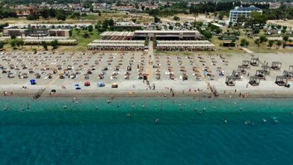 Antalya'da halk plajlarına yoğun ilgi: Ziyaret&ccedil;i sayısı &uuml;&ccedil; milyona yaklaştı